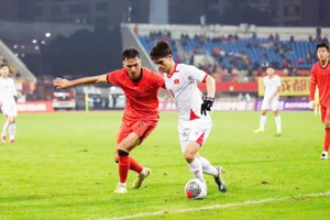 U23 Việt Nam (áo trắng) sẽ gặp lại đối thủ Trung Quốc.