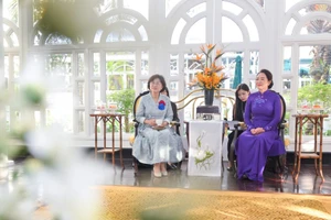 Bà Nguyễn Thị Thanh Nga, Phu nhân Chủ tịch Quốc hội Trần Thanh Mẫn cùng bà Shin Kyunghye, Phu nhân Chủ tịch Quốc hội Hàn Quốc Woo Won Shik tại buổi gặp gỡ.