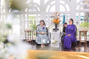 Bà Nguyễn Thị Thanh Nga, Phu nhân Chủ tịch Quốc hội Trần Thanh Mẫn cùng bà Shin Kyunghye, Phu nhân Chủ tịch Quốc hội Hàn Quốc Woo Won Shik tại buổi gặp gỡ.