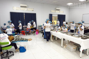 Các bác sĩ khám bệnh cho người dân.