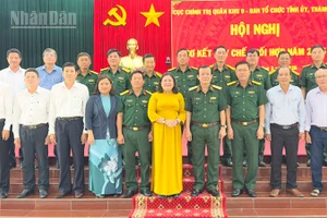 Đại biểu tham dự hội nghị chụp ảnh lưu niệm. 