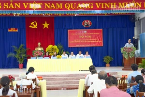 Ứng cử viên tiếp xúc cử tri đang thể hiện chương trình hành động của mình. 