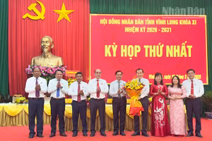 Bí thư Tỉnh ủy Vĩnh Long Trần Văn Lâu chúc mừng lãnh đạo Hội đồng nhân dân tỉnh Vĩnh Long. 