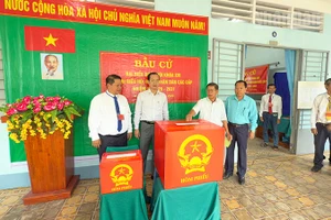 Chủ tịch Ủy ban nhân dân tỉnh Vĩnh Long chứng kiến cử tri tham gia bầu những lá phiếu đầu tiên. 