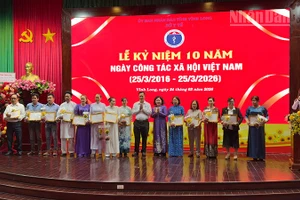 Tuyên dương những người làm công tác xã hội. 