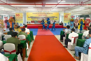 Các vận động viên biểu diễn võ thuật. 