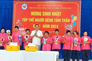 Tổ chức sinh nhật tập thể cho người bị bệnh tâm thần ở Trung tâm công tác xã hội Vĩnh Long. 