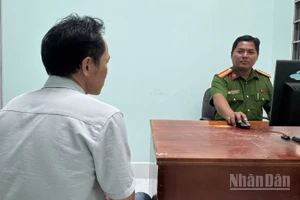 Công an xã Ngũ Hiệp làm việc một trong các đối tượng có liên quan.