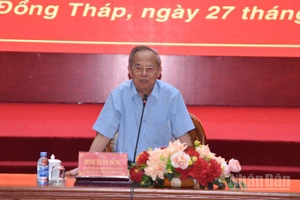 Giáo sư, Tiến sĩ Đinh Xuân Dũng, nguyên Phó Chủ tịch Hội đồng Lý luận, phê bình văn học, nghệ thuật Trung ương báo cáo tại hội nghị.