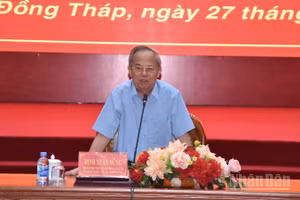 Giáo sư, Tiến sĩ Đinh Xuân Dũng, nguyên Phó Chủ tịch Hội đồng Lý luận, phê bình văn học, nghệ thuật Trung ương báo cáo tại hội nghị.