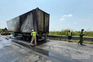 Một phần đuôi thùng container bị cháy trên cao tốc Trung Lương-Mỹ Thuận.
