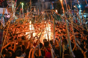 Người dân nơi đây quan niệm, lấy được lửa thiêng ở làng về tức là lấy được lộc mà Thành Hoàng ban cho.