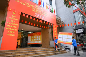 Các tổ bầu cử trên địa bàn phường Hoàn Kiếm hoàn tất việc trang trí khu vực bỏ phiếu, bảo đảm trang nghiêm, đúng quy định. (Ảnh ĐẠI LONG)