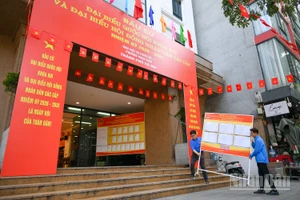 Các tổ bầu cử trên địa bàn phường Hoàn Kiếm hoàn tất việc trang trí khu vực bỏ phiếu, bảo đảm trang nghiêm, đúng quy định. (Ảnh ĐẠI LONG)