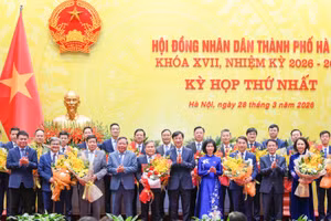 Bí thư Thành ủy Hà Nội Nguyễn Duy Ngọc chúc mừng lãnh đạo Hội đồng nhân dân và Ủy ban nhân dân thành phố nhiệm kỳ 2026-2031. 