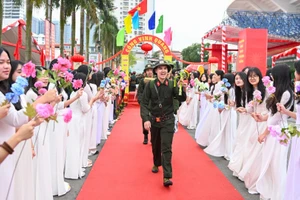 Tân binh phấn khởi đi qua cổng vinh quang, thực hiện nghĩa vụ với Tổ quốc.