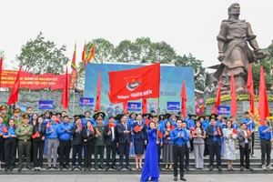 Đồng chí Đào Đức Việt, Phó Bí thư Thành đoàn, Chủ tịch Hội đồng Đội Thành phố trao cờ phát động Tháng Thanh niên năm 2026 cho đồng chí Bí thư Đoàn Thanh niên phường Đống Đa.