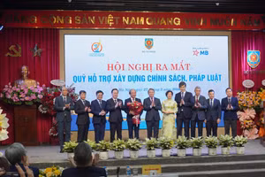 Bộ trưởng Tư pháp Nguyễn Hải Ninh tặng hoa và chúc mừng các thành viên Hội đồng quản lý Quỹ hỗ trợ xây dựng chính sách, pháp luật.