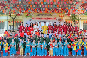 Cô trò Trường Mầm non Liên Trung, xã Ô Diên chào đón năm học mới 2025-2026. 