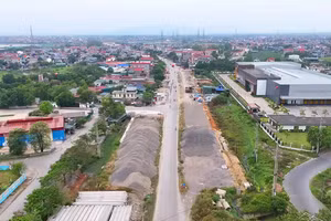 Hiện trạng Quốc lộ 6, đoạn qua xã Phú Nghĩa, Hà Nội. 