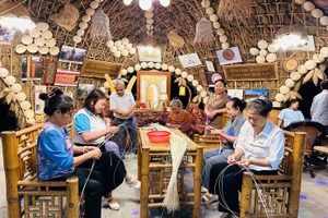 Người dân thôn Phú Vinh đang tạo các sản phẩm thủ công từ mây. 