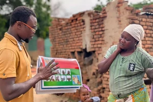 Nhân viên y tế cộng đồng tuyên truyền, hướng dẫn người dân nâng cao nhận thức về bệnh tả ở Adré, miền đông Cộng hòa Chad. (Ảnh: Unicef)