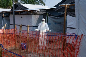 Một nhân viên y tế khử trùng tại một trung tâm điều trị Ebola ở khu vực y tế Bulape, CHDC Congo. (Ảnh: Tân Hoa xã)