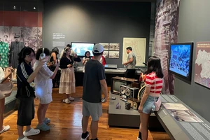 Khách du lịch tham quan Bảo tàng Đà Nẵng.