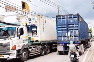 Đường Nguyễn Duy Trinh, tuyến đường chính ra vào cảng Phú Hữu rất nhỏ hẹp, là một “điểm đen” về an toàn giao thông. (Ảnh: QUÝ HIỀN)