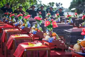 Lễ truy điệu và an táng quân tình nguyện và chuyên gia Việt Nam hy sinh tại nước bạn Lào quy tập về Nghĩa trang liệt sĩ Nghi Lộc (Nghệ An). (Ảnh: THÀNH ĐẠT)