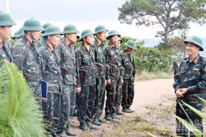 Trung tướng Đỗ Minh Xương, Giám đốc Học viện Lục quân kiểm tra công tác diễn tập thực địa của Học viện.