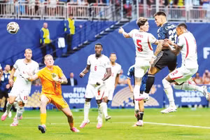 Argentina thắng Anh (áo trắng) 2-1 để tiến vào chung kết. (Ảnh: TÂN HOA XÃ)