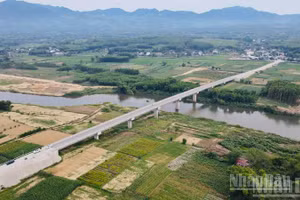 Cầu Thạch An bắc qua sông Trà Bồng.