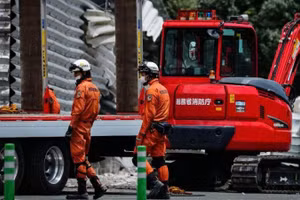Lực lượng cứu hỏa được triển khai đến hiện trường vụ động đất. (Ảnh TÂN HOA XÃ)