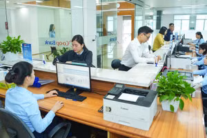 Giao dịch khách hàng tại Co-opBank Ninh Bình. (Ảnh: HỒNG ANH)