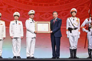 Tổng Bí thư, Chủ tịch nước Tô Lâm trao Huân chương Sao Vàng tặng lực lượng An ninh nhân dân. (Ảnh: Duy Linh)