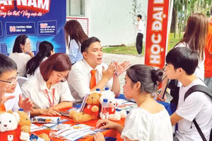 Sinh viên quan tâm thông tin tuyển sinh tại gian tư vấn Trường đại học Đại Nam. (Ảnh: QUỲNH NGUYỄN)