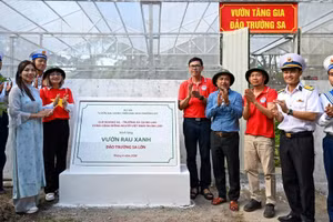 Vườn rau xanh có mái che do Câu lạc bộ Hoàng Sa-Trường Sa tại Ba Lan cùng cộng đồng người Việt Nam tại Ba Lan quyên góp trao tặng quần đảo Trường Sa và Nhà giàn DK1. (Ảnh: LINH KHÁNH)