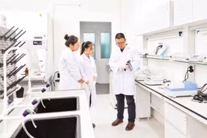 Trao đổi trong hoạt động nghiên cứu, thực hành của cán bộ, sinh viên Đại học Quốc gia Hà Nội. (Ảnh: DIỆP NGỌC)