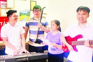 Nguyễn Thảo Xuân (thứ hai từ phải sang) tập hát cùng các bạn