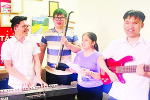 Nguyễn Thảo Xuân (thứ hai từ phải sang) tập hát cùng các bạn