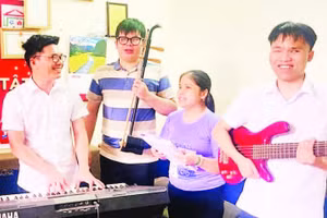 Nguyễn Thảo Xuân (thứ hai từ phải sang) tập hát cùng các bạn