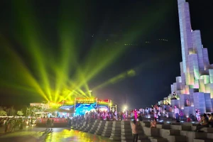 Hoành tráng đa sắc màu sân khấu Đắk Lắk-Âm vang ngày mới bên tháp Nghinh Phong.