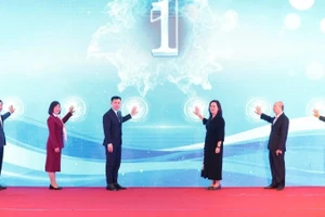 Các đại biểu thực hiện nghi thức bấm nút phát động Chương trình truyền thông về Bảo vệ môi trường trên địa bàn thành phố Hà Nội năm 2026.