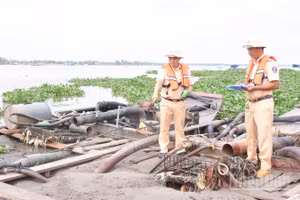 Lực lượng làm nhiệm vụ tiến hành đo đạc, xác định khối lượng cát trên phương tiện vi phạm.