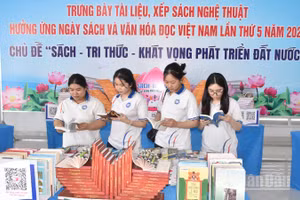 Sinh viên Trường đại học Tiền Giang đọc sách tại Lễ phát động hưởng ứng Ngày Sách và Văn hóa đọc Việt Nam lần thứ 5 năm 2026 diễn ra ngày 15/4.