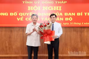 Thừa ủy quyền của Ban Bí thư, đồng chí Ngô Chí Cường trao Quyết định và tặng hoa chúc mừng đồng chí Nguyễn Văn Mười.