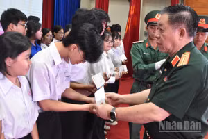 Đại tướng Nguyễn Trọng Nghĩa trao quà cho thanh niên, học sinh tại buổi họp mặt. 