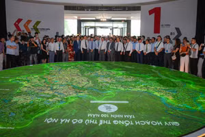 Triển lãm Quy hoạch tổng thể Thành phố Hà Nội tầm nhìn 100 năm thu hút đông đảo người dân Thủ đô.