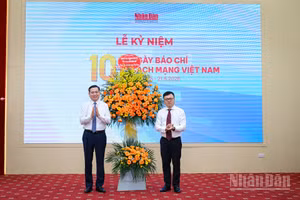 Phó Bí thư Thường trực Đảng ủy các cơ quan Đảng Trung ương Nguyễn Long Hải tặng hoa chúc mừng Báo Nhân Dân nhân dịp 101 năm Ngày Báo chí Cách mạng Việt Nam.